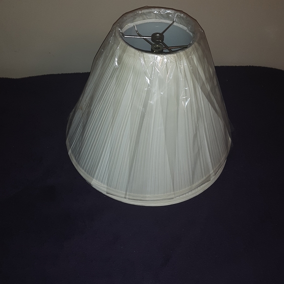 2 cream lampshades unused - Picture 2 of 2